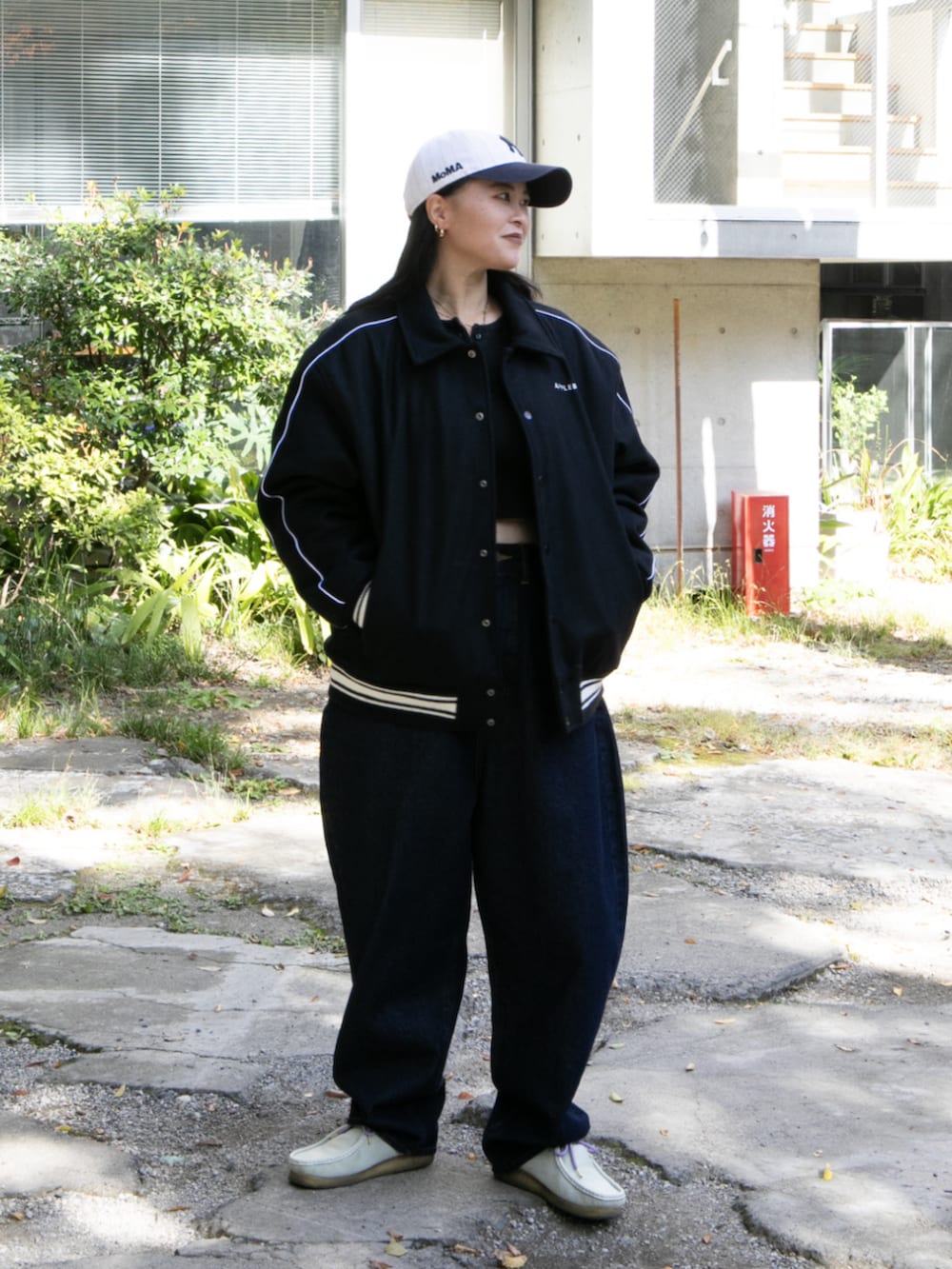 ブルー系のブルゾン、ブルー系のデニムパンツを着用したレディースの秋コーディネートの2枚目の写真