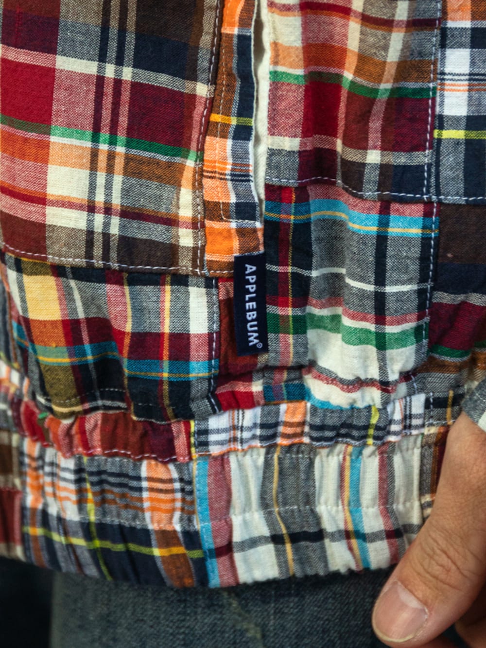 ブルー系のデニムパンツを着用したメンズの春コーディネートの2枚目の写真