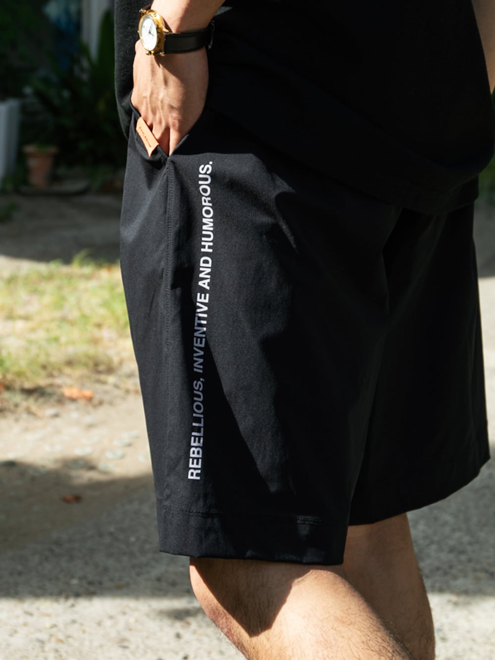 ブラック系のTシャツ/カットソー、ブラック系のその他パンツ、ブラック系のニットキャップ/ビーニーを着用したメンズの夏コーディネートの3枚目の写真