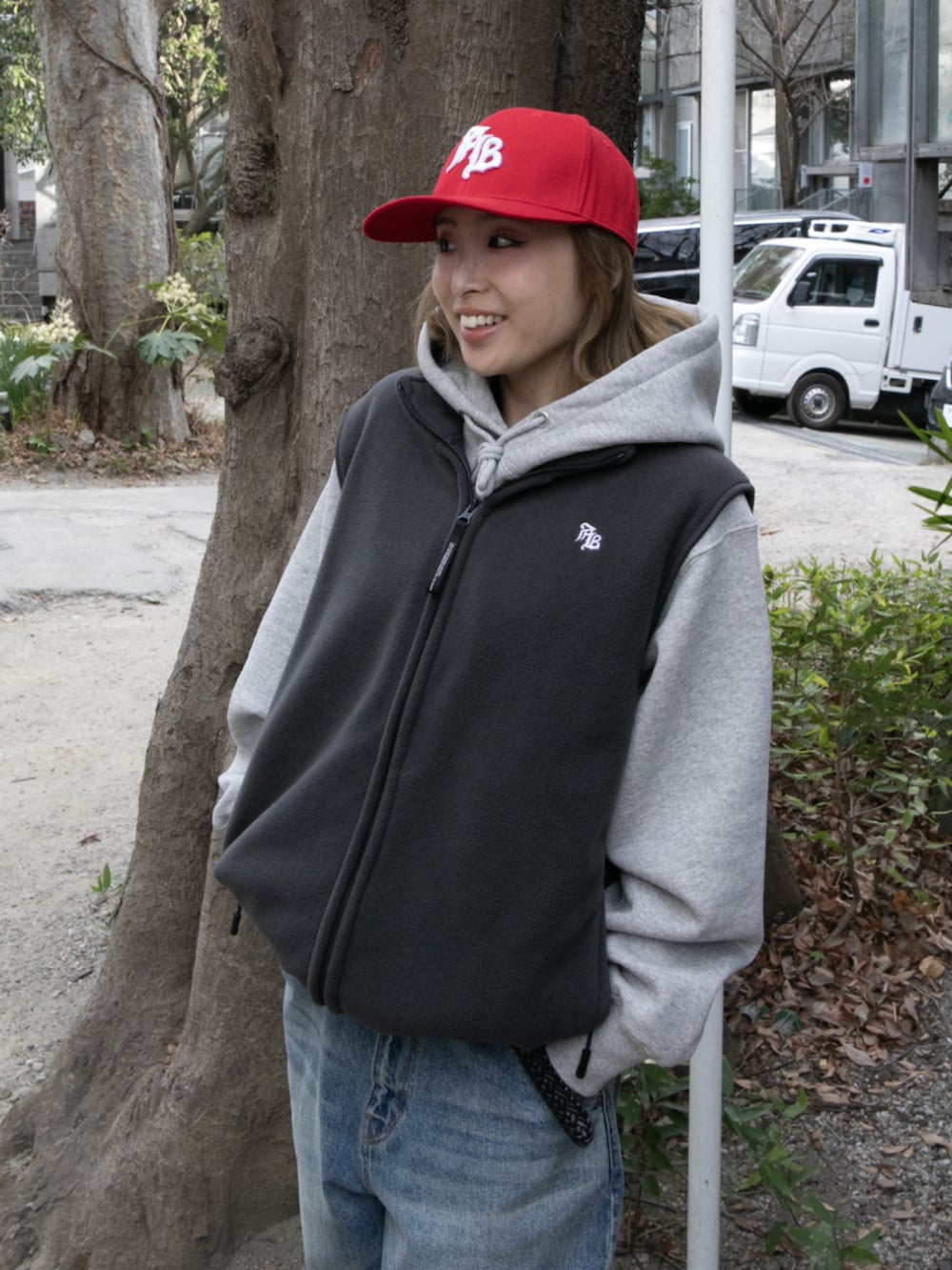 グレー系のその他アウター、ブルー系のデニムパンツ、グレー系のパーカーを着用したレディースの冬コーディネートの2枚目の写真