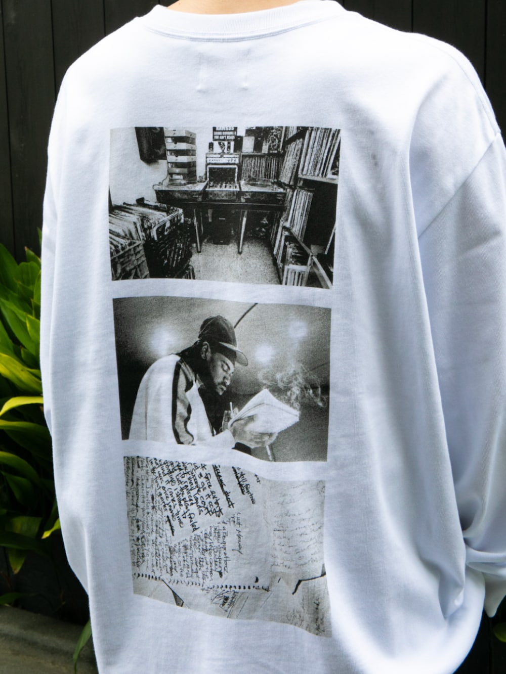 ホワイト系のTシャツ/カットソーを着用したメンズの秋コーディネートの4枚目の写真