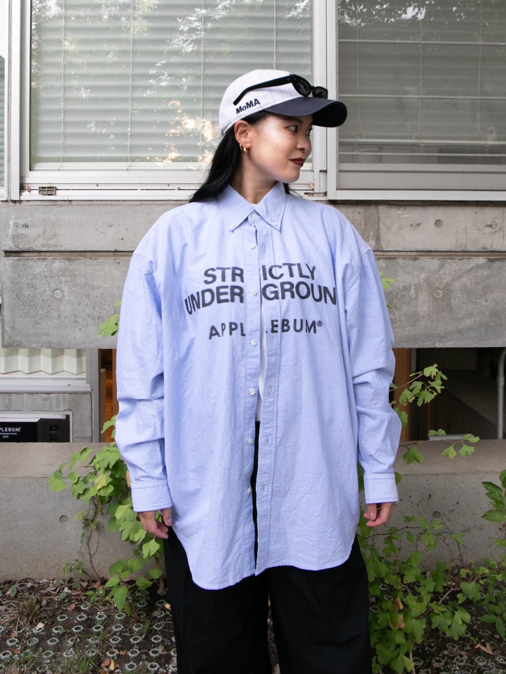 ホワイト系のTシャツ/カットソー、ブルー系のシャツ/ブラウスを着用したレディースの秋コーディネートの2枚目の写真