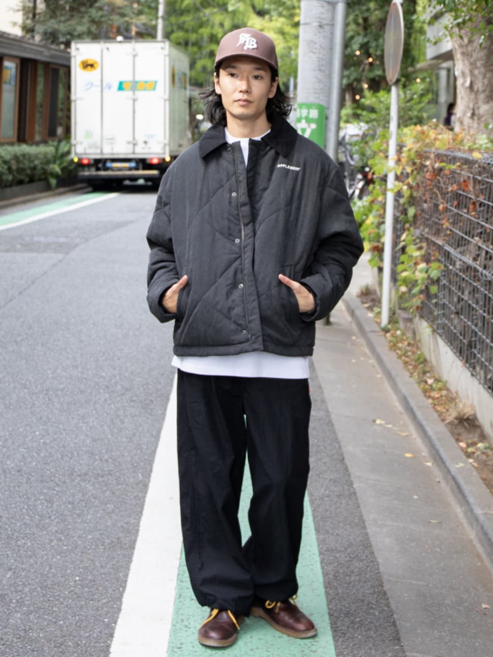 ブラウン系のキャップを着用したメンズの冬コーディネートの2枚目の写真