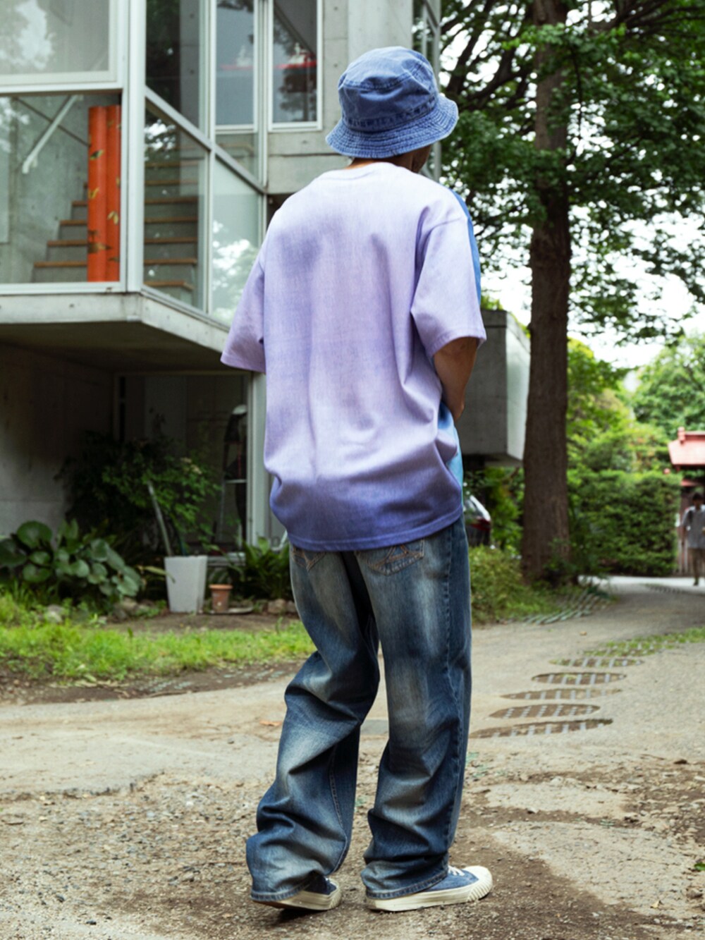 ブルー系のTシャツ/カットソー、ブルー系のデニムパンツ、ブルー系のハットを着用したメンズの夏コーディネートの2枚目の写真