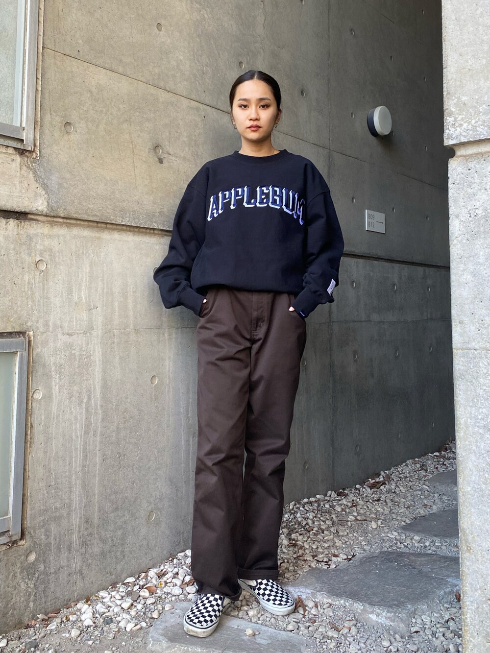 ブラック系のスウェットを着用したレディースの冬コーディネートの2枚目の写真