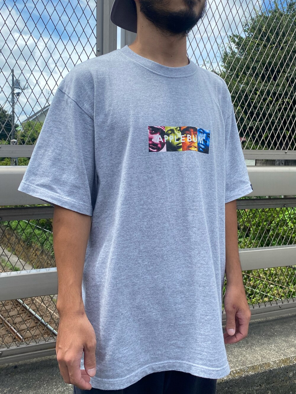 グレー系のTシャツ/カットソーを着用したメンズの夏コーディネートの3枚目の写真