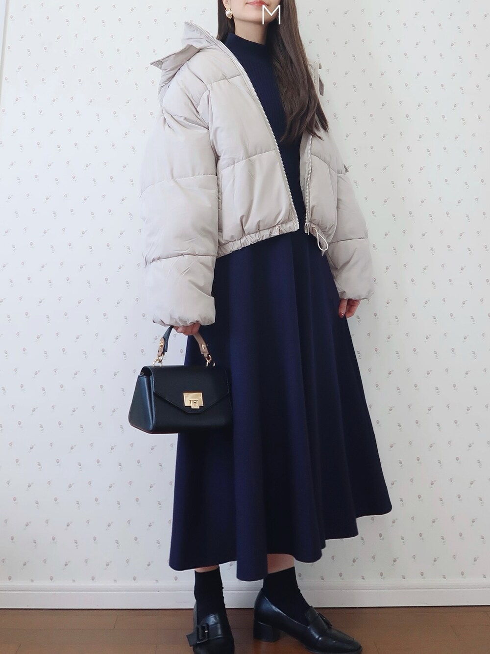 ブルー系のワンピース、ブラック系のショルダーバッグ、ブラック系のパンプスを着用したレディースの冬コーディネートの2枚目の写真