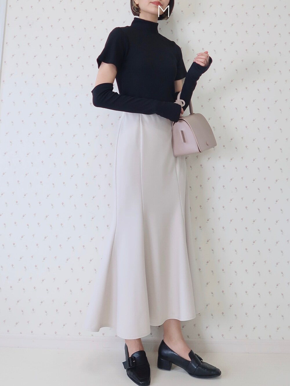 ブラック系のTシャツ/カットソー、ピンク系のショルダーバッグ、ホワイト系のスカートを着用したレディースの秋コーディネートの2枚目の写真