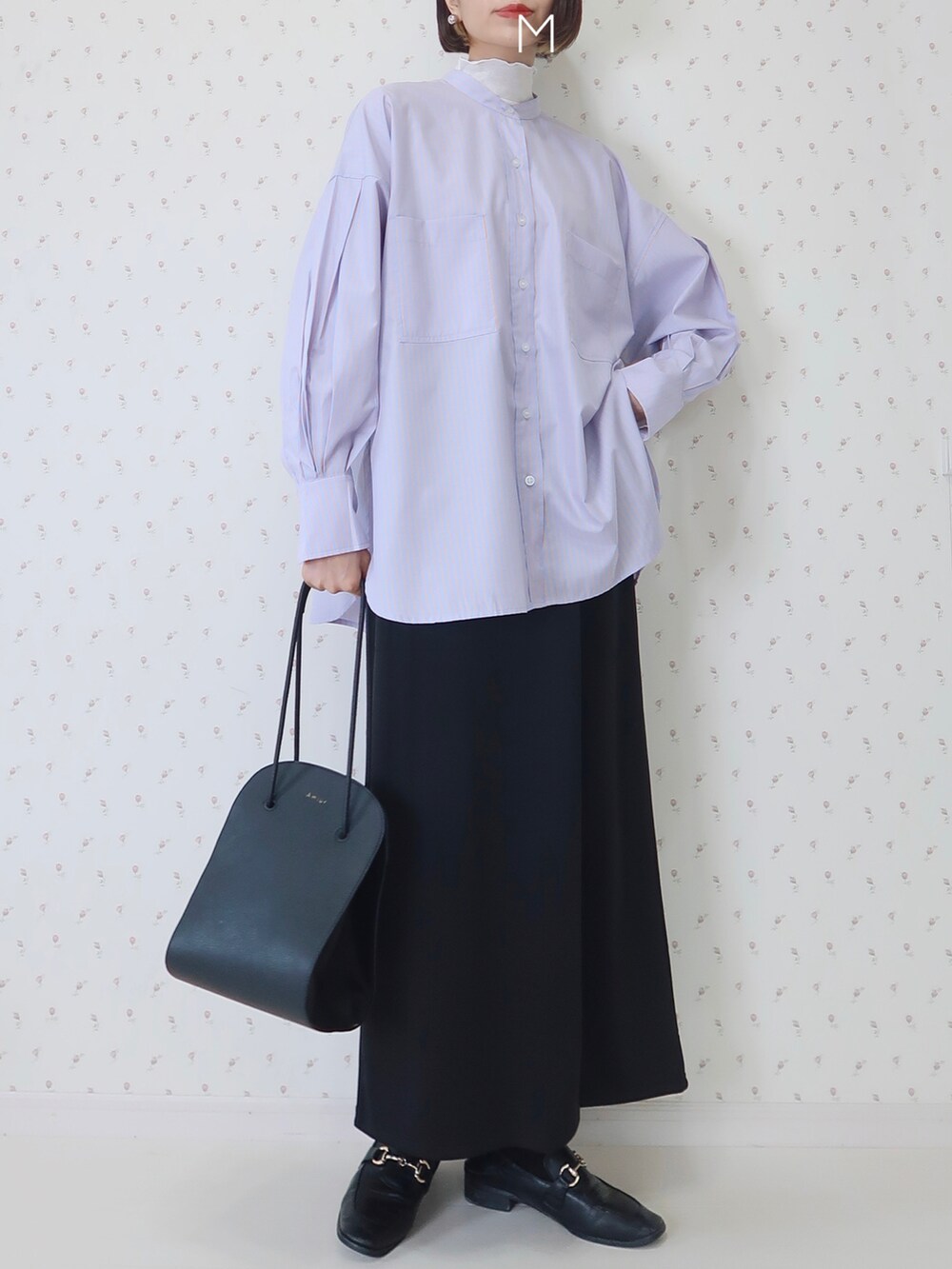 ピンク系のシャツ/ブラウス、ブラック系のスカート、ブラック系のショルダーバッグを着用したレディースの秋コーディネートの2枚目の写真