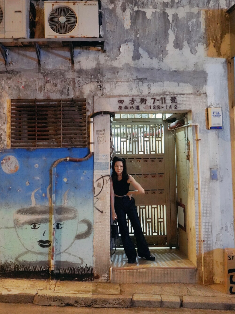 ブラック系のその他パンツ、ブラック系のブーツ、ブラック系のトートバッグを着用したレディースの秋コーディネートの2枚目の写真