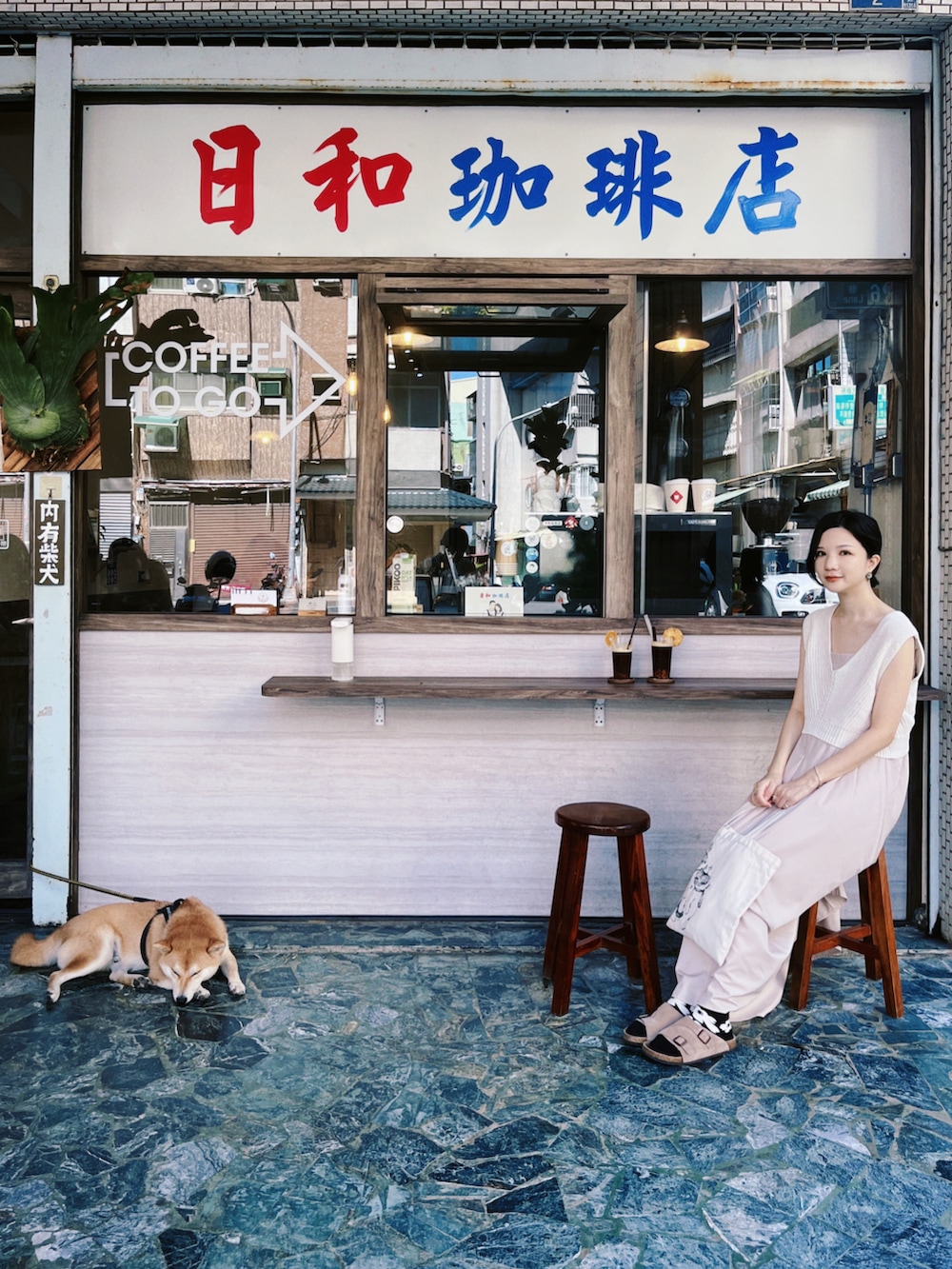 ホワイト系のワンピース、ベージュ系のサンダル、ベージュ系のバッグを着用したレディースの秋コーディネートの2枚目の写真