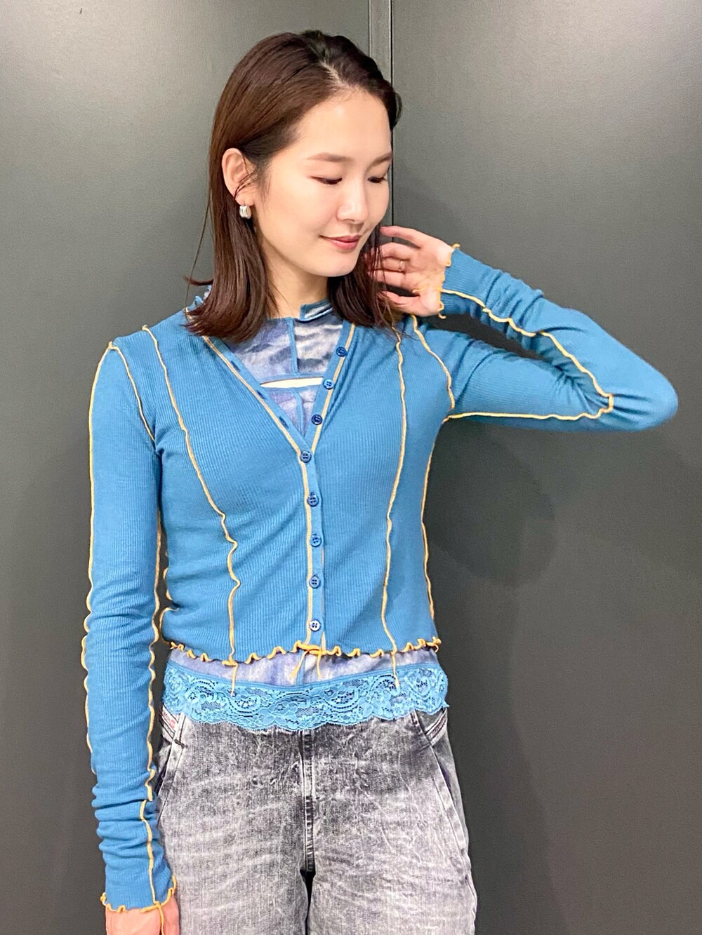 「秋コーデ、オトナ女子、シンプルコーデ、秋、秋カラー、Diesel、DIESEL OSAKA、レイヤードスタイル、レイヤード、ブラックデニム、デニム」｜「DIESELのレディース ラウンドDロゴ カラーブロック レザー クロスボディバッグ（ショルダーバッグ、イエロー系）」を使った、KAEさん（レディース・157cm）の夏コーディネートの2枚目の写真