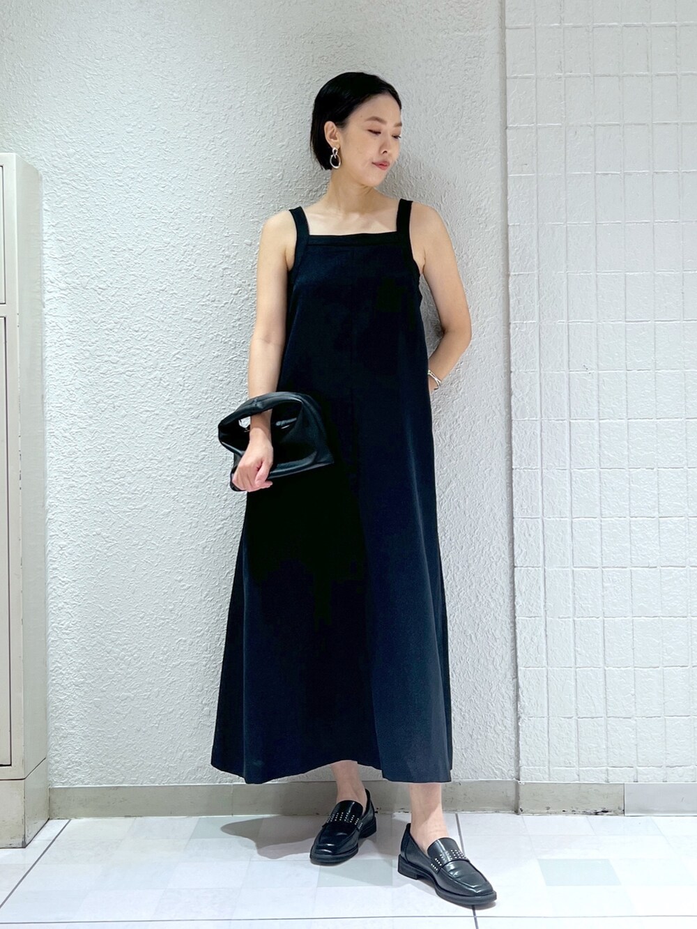 「ジャンスカ、ワンピース、ジャンパースカート、ローファー、バッグ、秋コーデ、夏コーデ、apartbylowrys、アパートバイローリーズ、大人カジュアル、高身長女子、きれいめカジュアル、トレンド」｜「A part byのスクエアローファー（ローファー、ブラック系）」を使った、keicoさん（レディース・168cm）の夏コーディネートの2枚目の写真