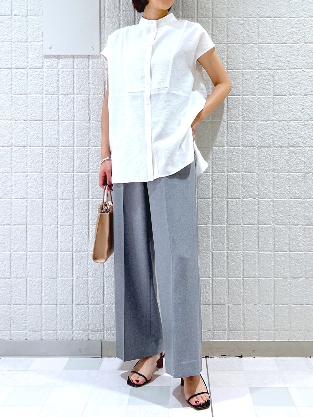 ホワイト系のシャツ/ブラウス、ベージュ系のショルダーバッグ、ブラック系のその他パンツを着用したレディースの夏コーディネートの2枚目の写真