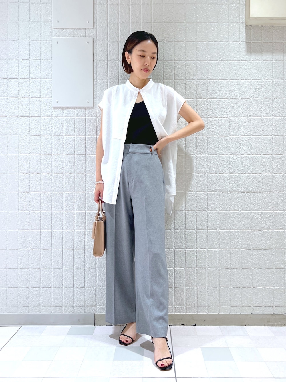 ホワイト系のシャツ/ブラウス、ベージュ系のショルダーバッグ、ブラック系のその他パンツを着用したレディースの夏コーディネートの3枚目の写真