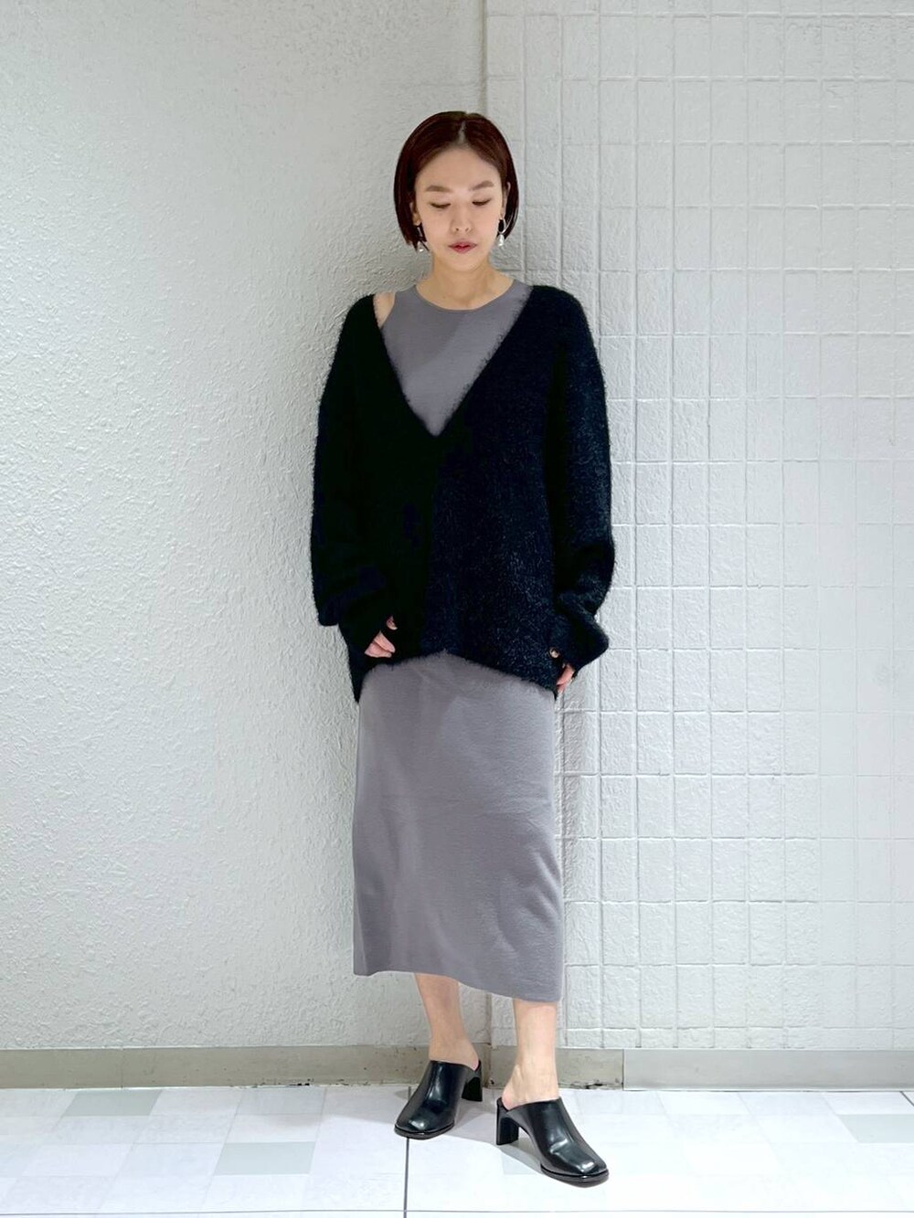 ブラック系のサンダル、グレー系のワンピースを着用したレディースの冬コーディネートの3枚目の写真