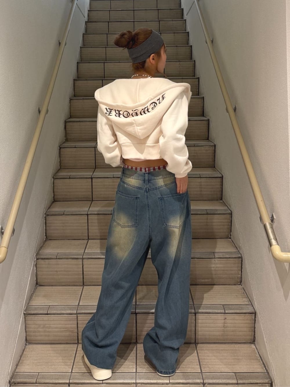 ホワイト系のタンクトップ、レッド系のスニーカー、ホワイト系のパーカーを着用したレディースの春コーディネートの2枚目の写真