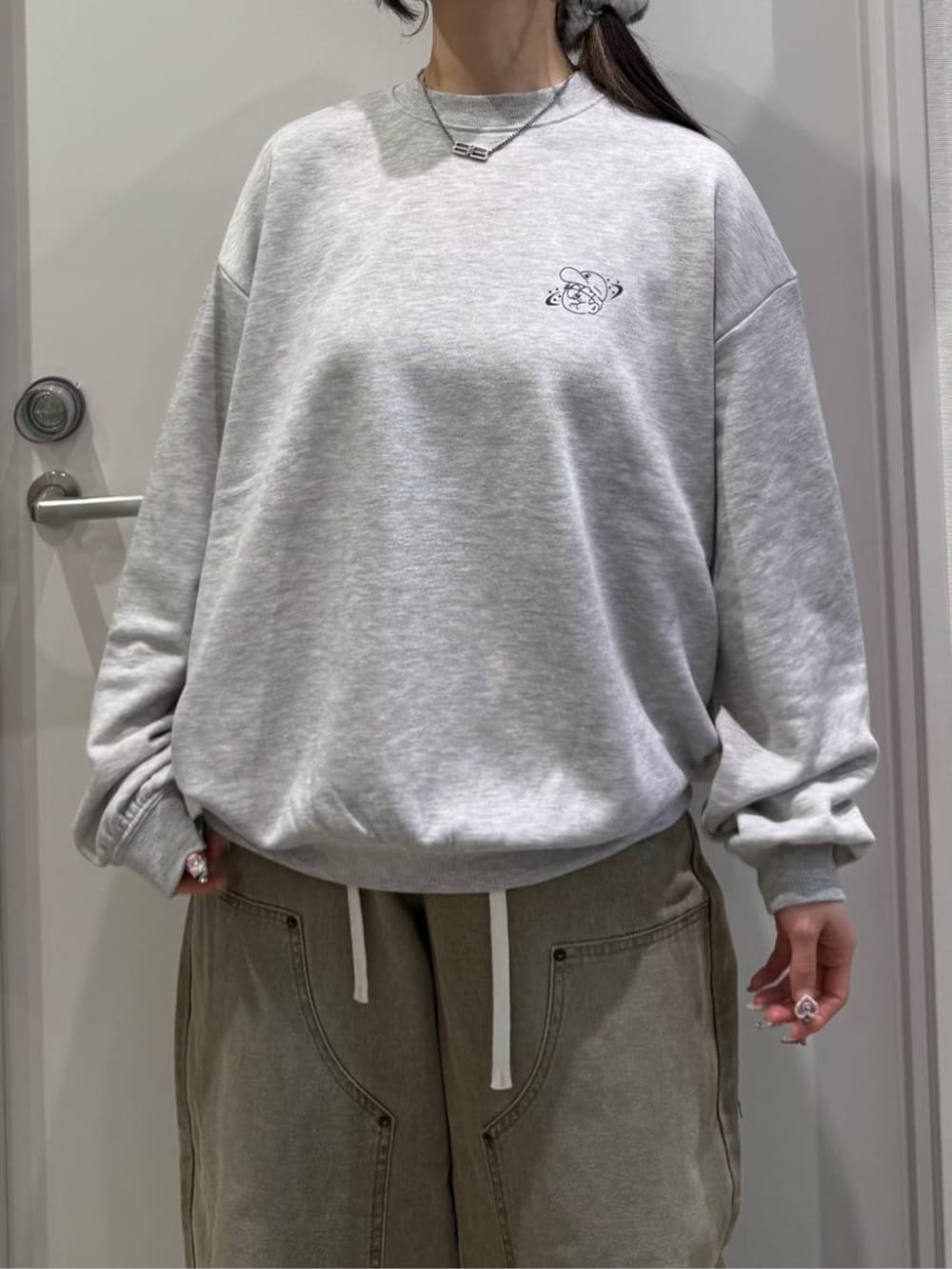 ブラック系のバックパック/リュック、その他のスウェット、レッド系のカーディガン/ボレロを着用したレディースの冬コーディネートの2枚目の写真