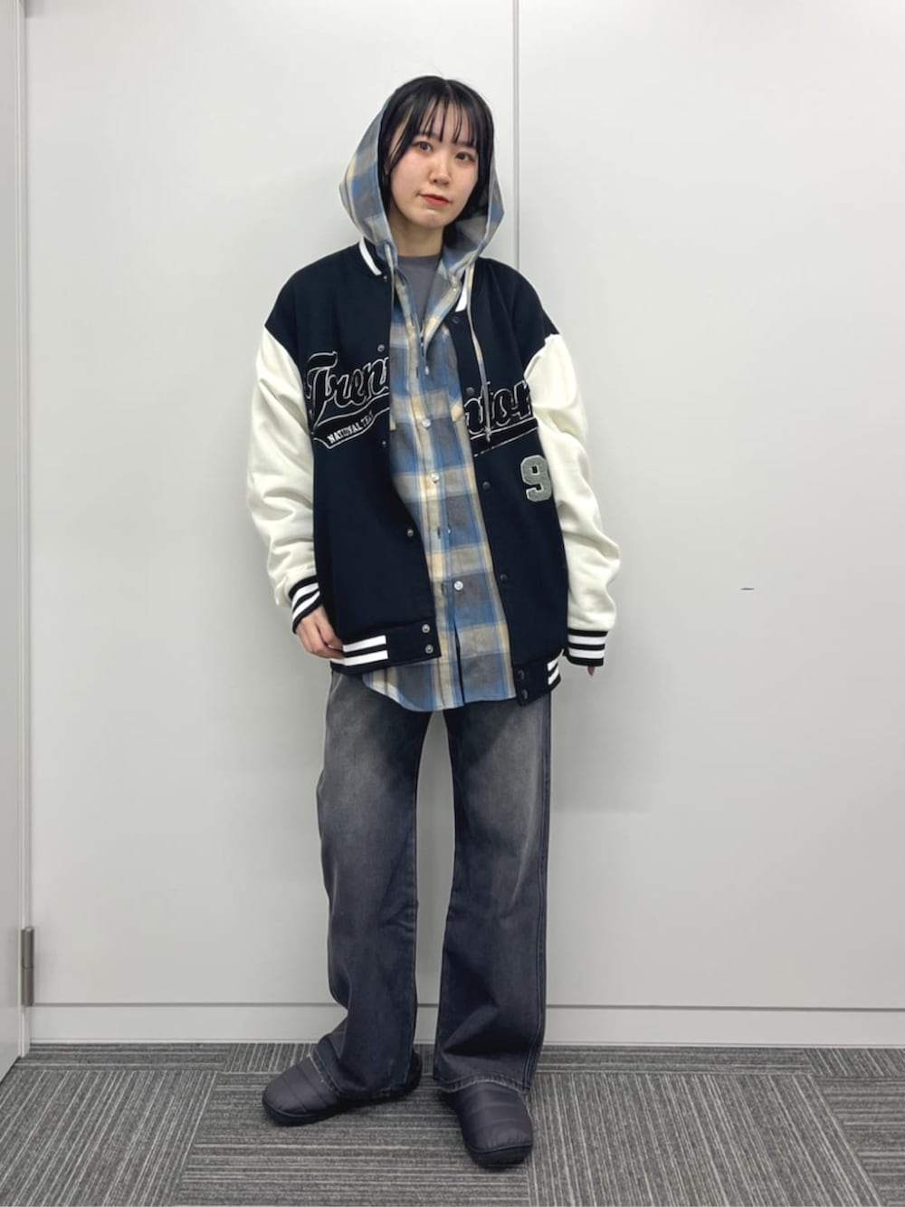 ブルー系のシャツ/ブラウス、ブラック系のTシャツ/カットソー、ブラック系のスタジャンを着用したレディースの春コーディネートの2枚目の写真
