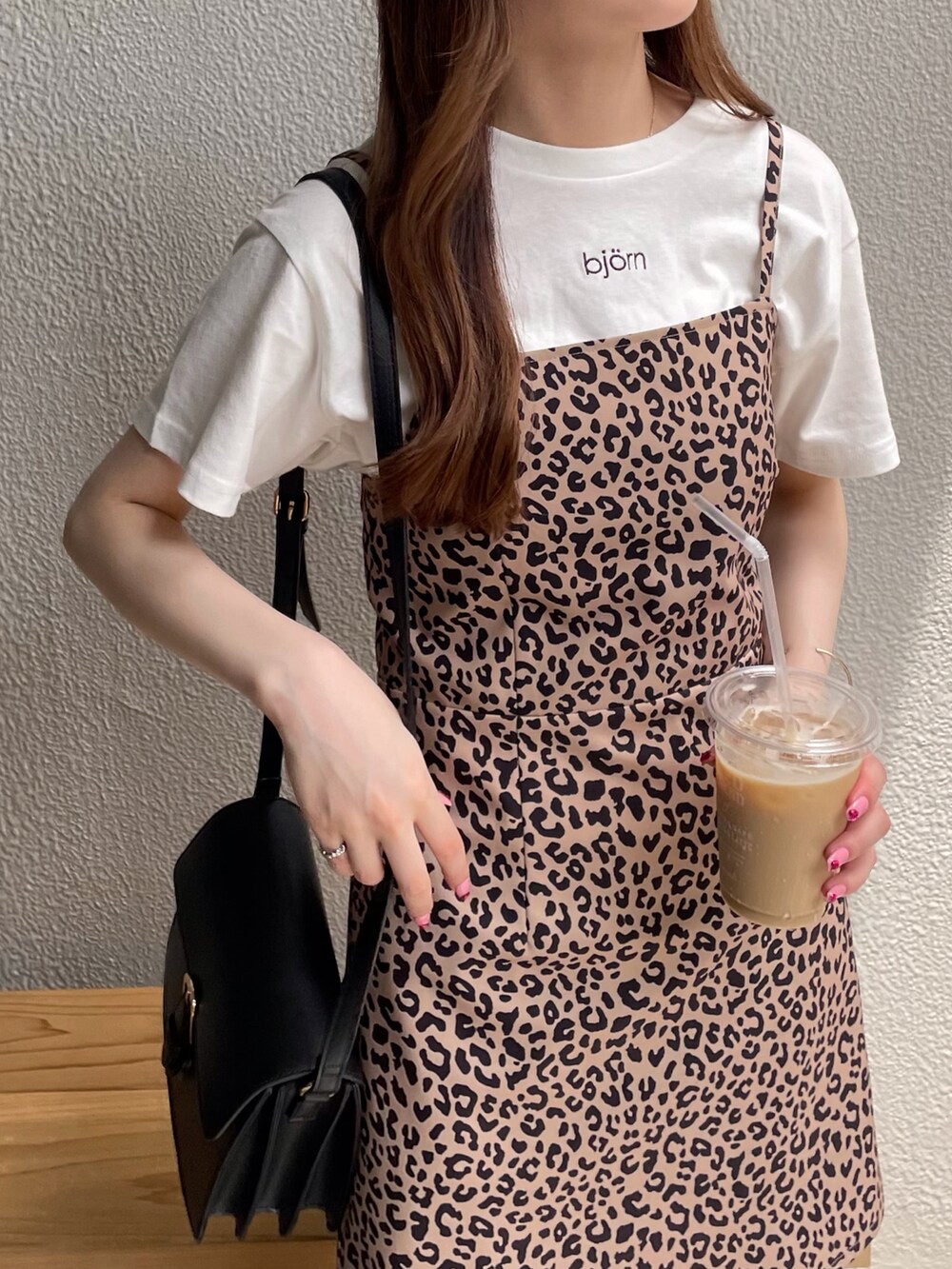 その他のワンピース、ブラック系のショルダーバッグ、ブラック系のバレエシューズを着用したレディースの夏コーディネートの2枚目の写真