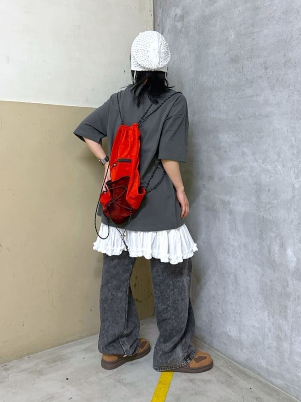 ブラウン系のスニーカー、ブラック系のデニムパンツ、その他のTシャツ/カットソーを着用したレディースの春コーディネートの2枚目の写真