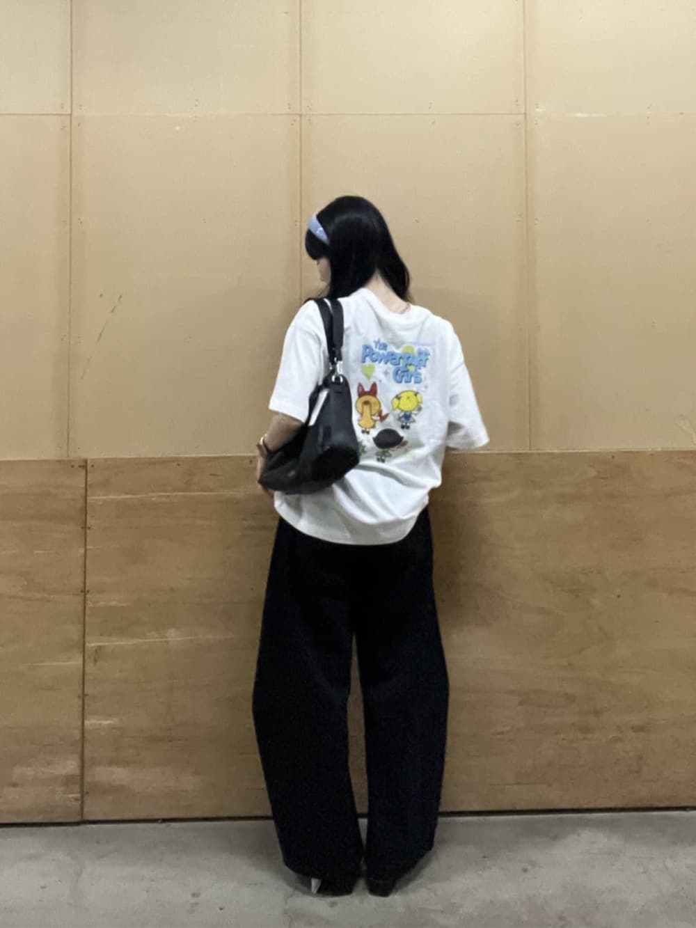 その他のTシャツ/カットソー、ブラック系のスウェットパンツ、ブラック系のパンプスを着用したレディースの夏コーディネートの2枚目の写真