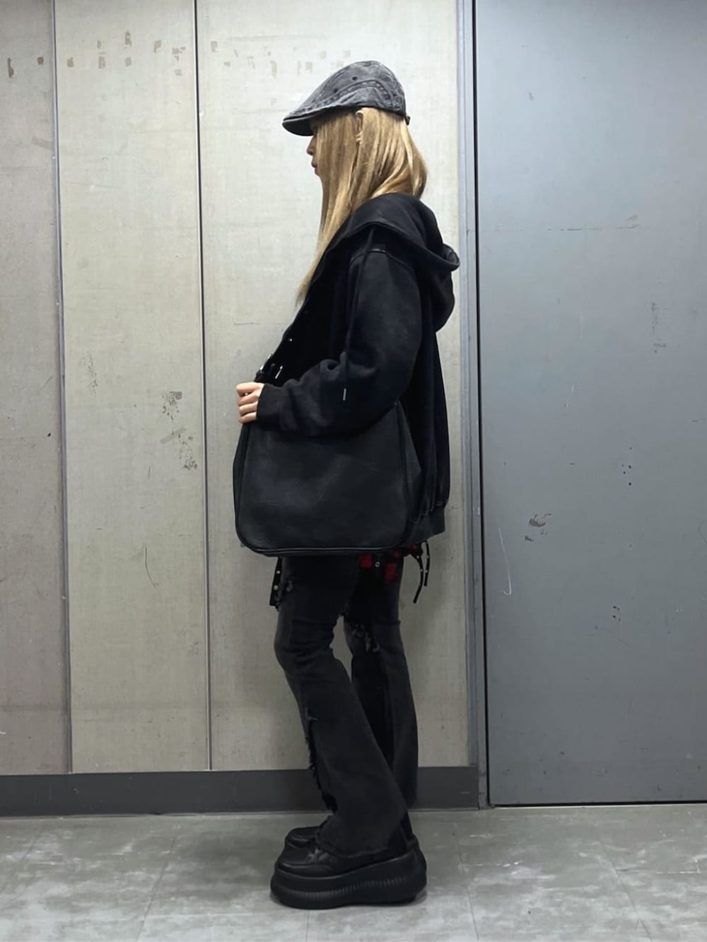 ブラック系のスニーカー、ブラック系のパーカー、ブラック系のTシャツ/カットソーを着用したレディースの春コーディネートの2枚目の写真