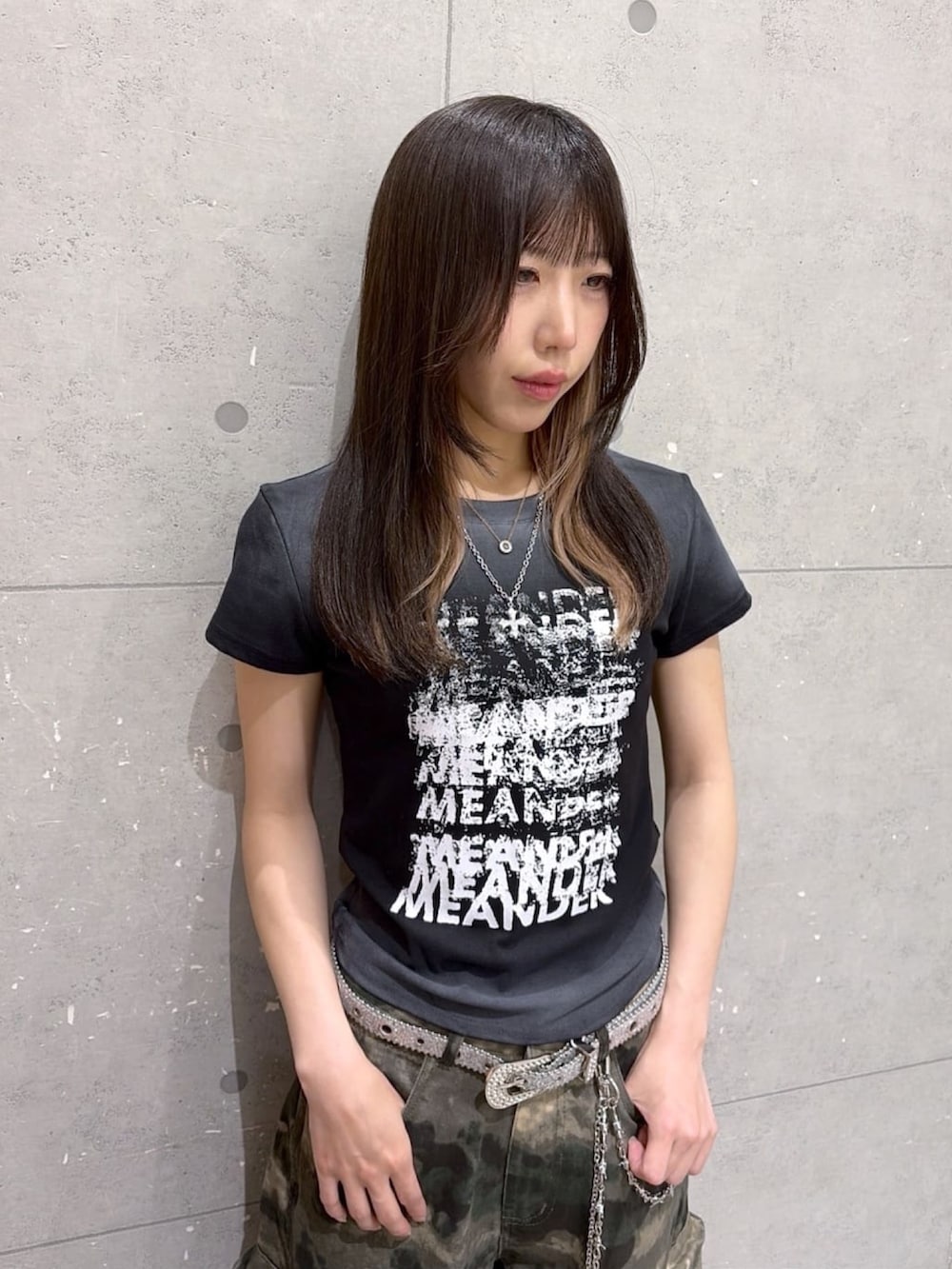 その他のカーゴパンツ、ブラック系のTシャツ/カットソーを着用したメンズの夏コーディネートの6枚目の写真