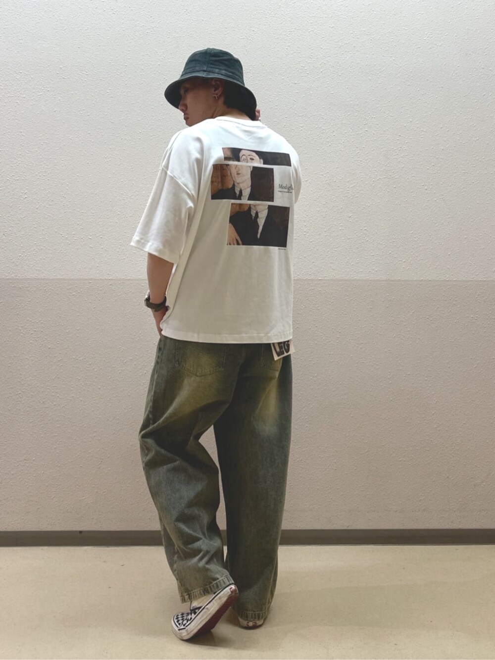 ブルー系のデニムパンツ、ブラック系のシャツ/ブラウス、ホワイト系のTシャツ/カットソーを着用したメンズの夏コーディネートの2枚目の写真