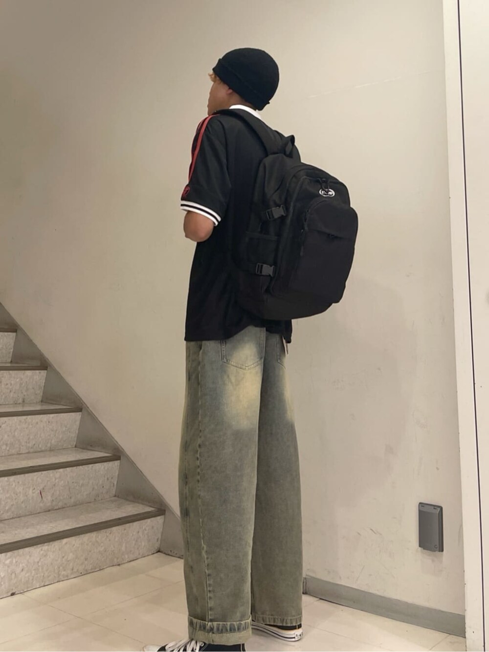 ブルー系のデニムパンツ、その他のバックパック/リュック、ブラック系のTシャツ/カットソーを着用したメンズの春コーディネートの2枚目の写真