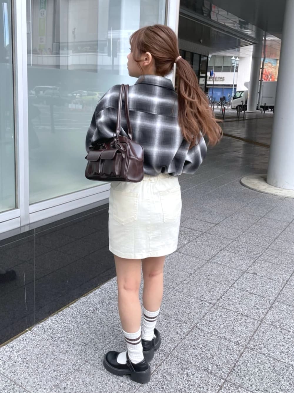 ブラウン系のハンドバッグ、その他のシャツ/ブラウス、ホワイト系のスカートを着用したレディースの春コーディネートの3枚目の写真