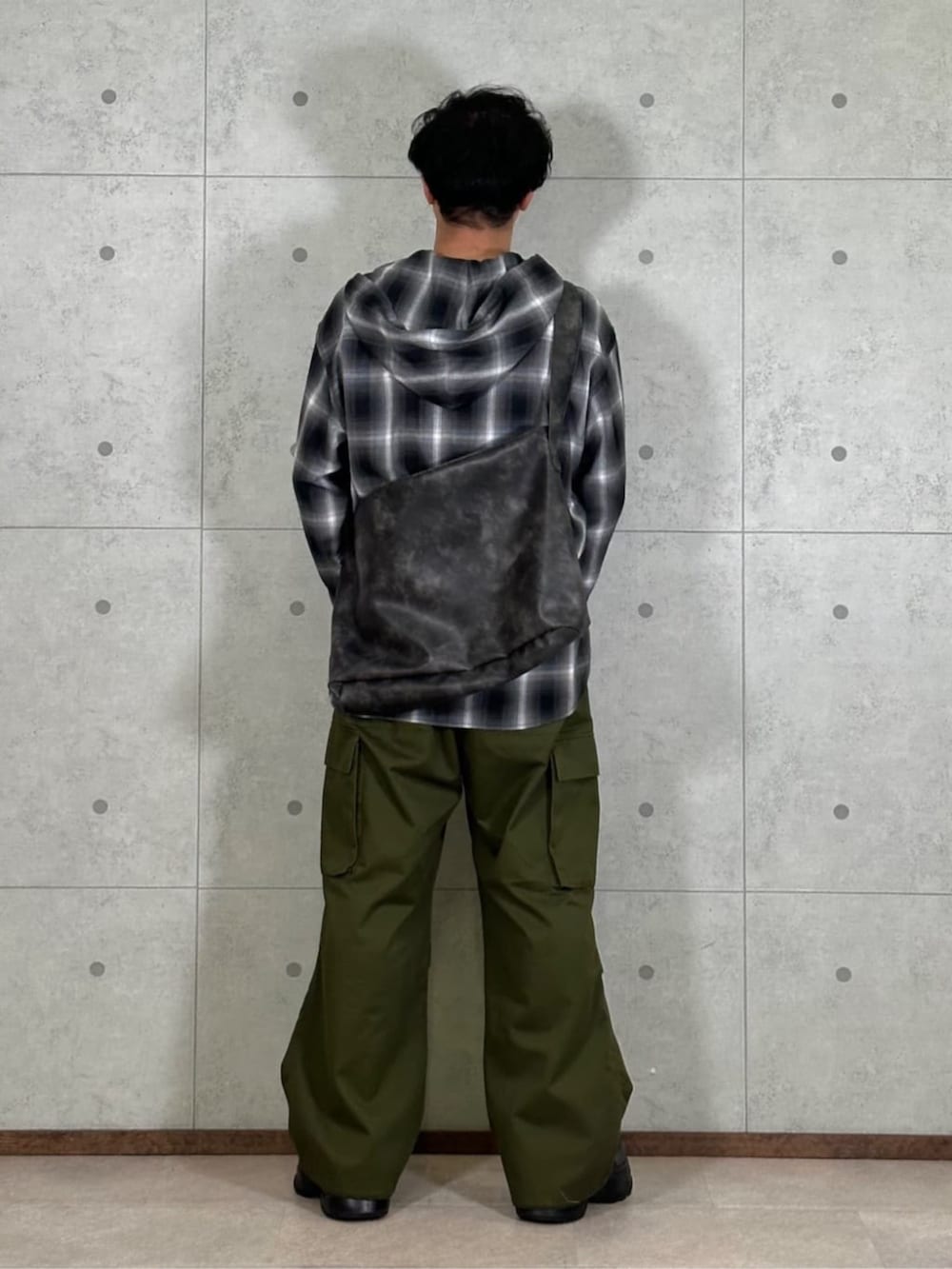 グレー系のショルダーバッグ、ブラック系のシャツ/ブラウス、グリーン系のカーゴパンツを着用したメンズの春コーディネートの3枚目の写真