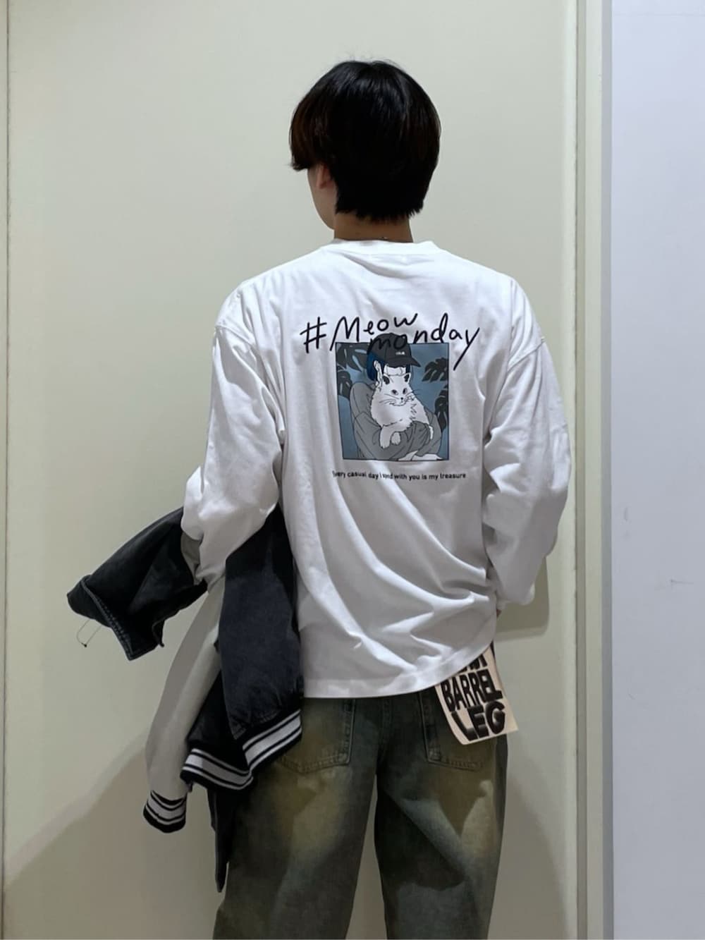 ブルー系のデニムパンツ、ブラック系のスタジャン、その他のTシャツ/カットソーを着用したメンズの冬コーディネートの3枚目の写真