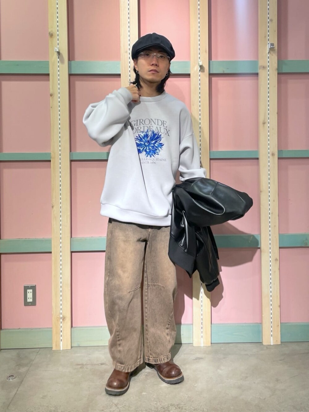 ブラウン系のデニムパンツ、ブラック系のライダースジャケット、グレー系のスウェットを着用したメンズの冬コーディネートの2枚目の写真