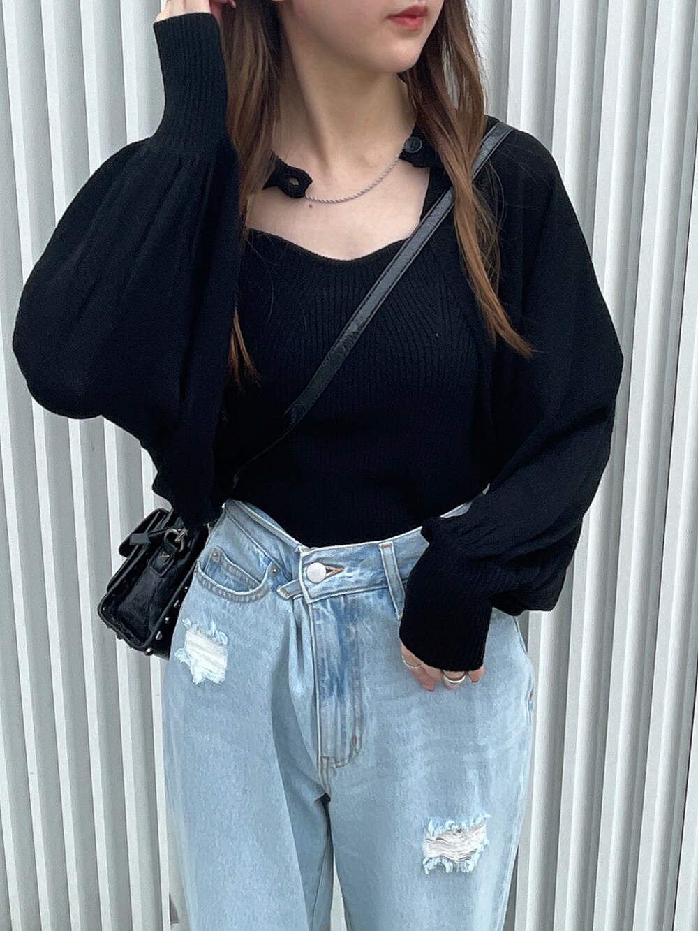 ブラック系のニット/セーター、その他のデニムパンツを着用したレディースの夏コーディネートの2枚目の写真