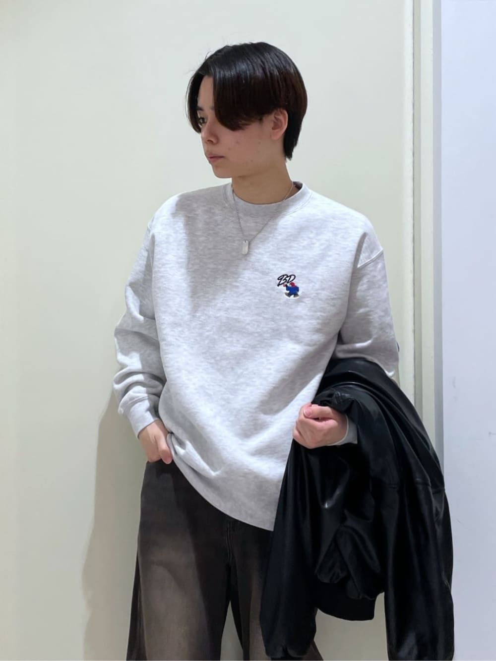 ブラック系のデニムパンツ、ブラック系のライダースジャケット、グレー系のスウェットを着用したメンズの冬コーディネートの2枚目の写真