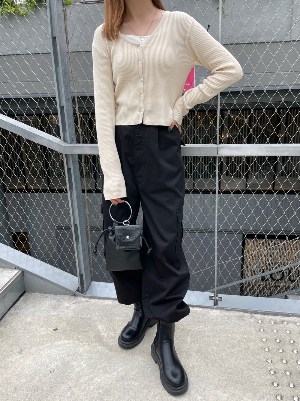 ブラック系のカーゴパンツ、ブラック系のショルダーバッグを着用したレディースの夏コーディネートの2枚目の写真