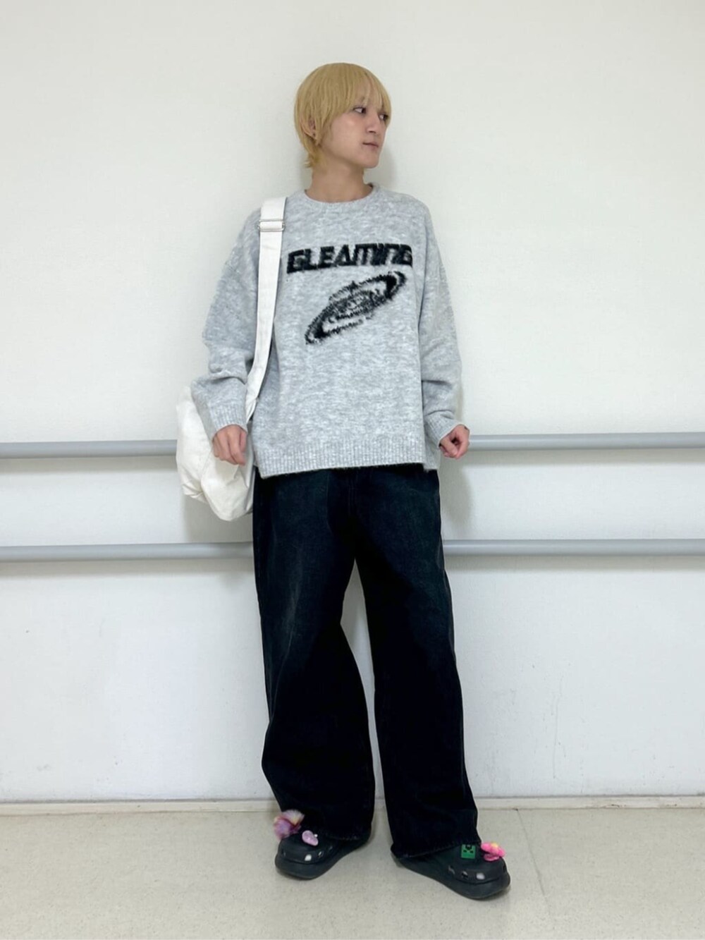 ブラック系のデニムパンツ、その他のショルダーバッグ、ブラック系のMA-1を着用したメンズの冬コーディネートの2枚目の写真