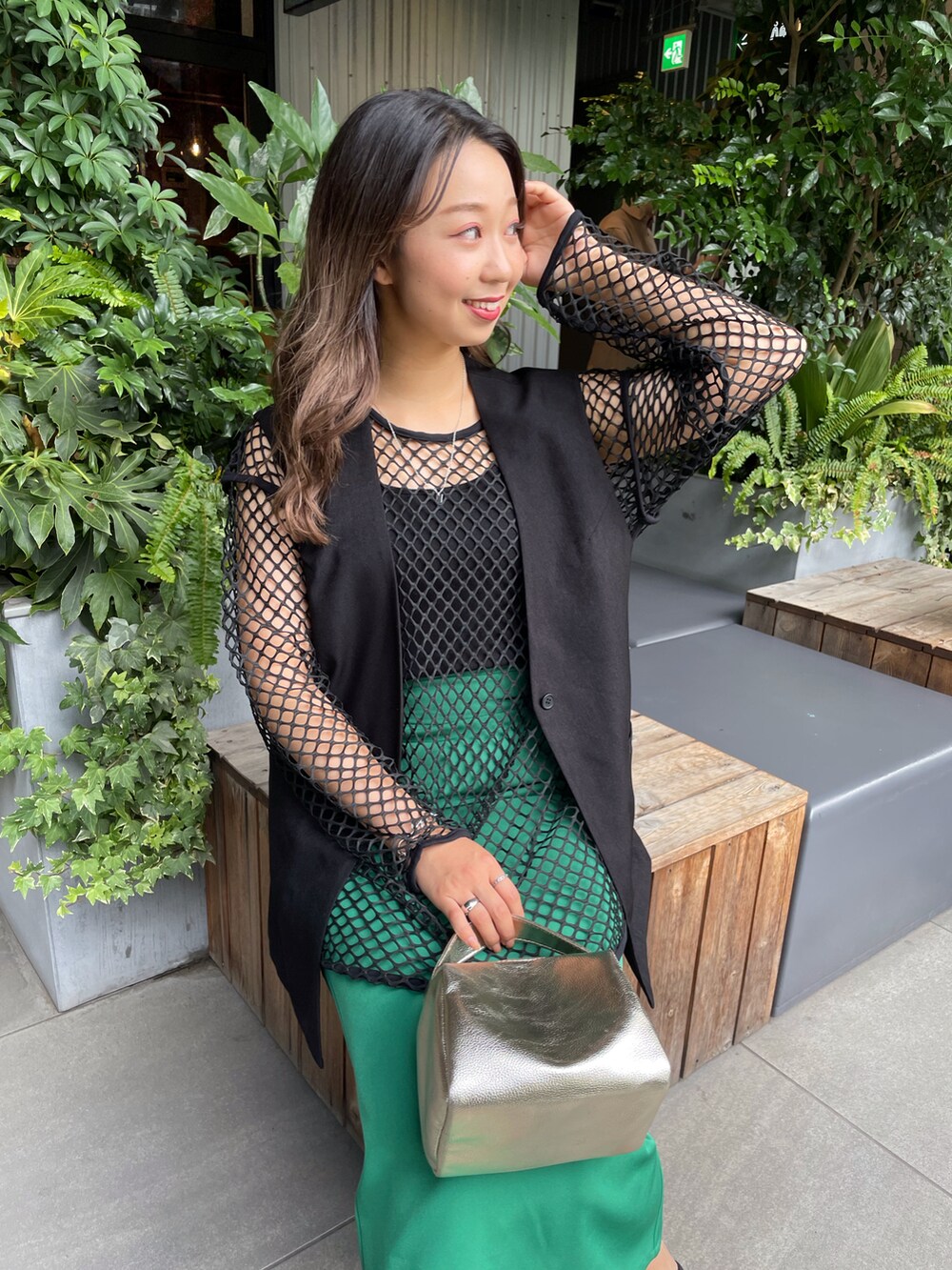 ブラック系のTシャツ/カットソー、ブラック系のキャミソール、グリーン系のスカートを着用したレディースの夏コーディネートの2枚目の写真