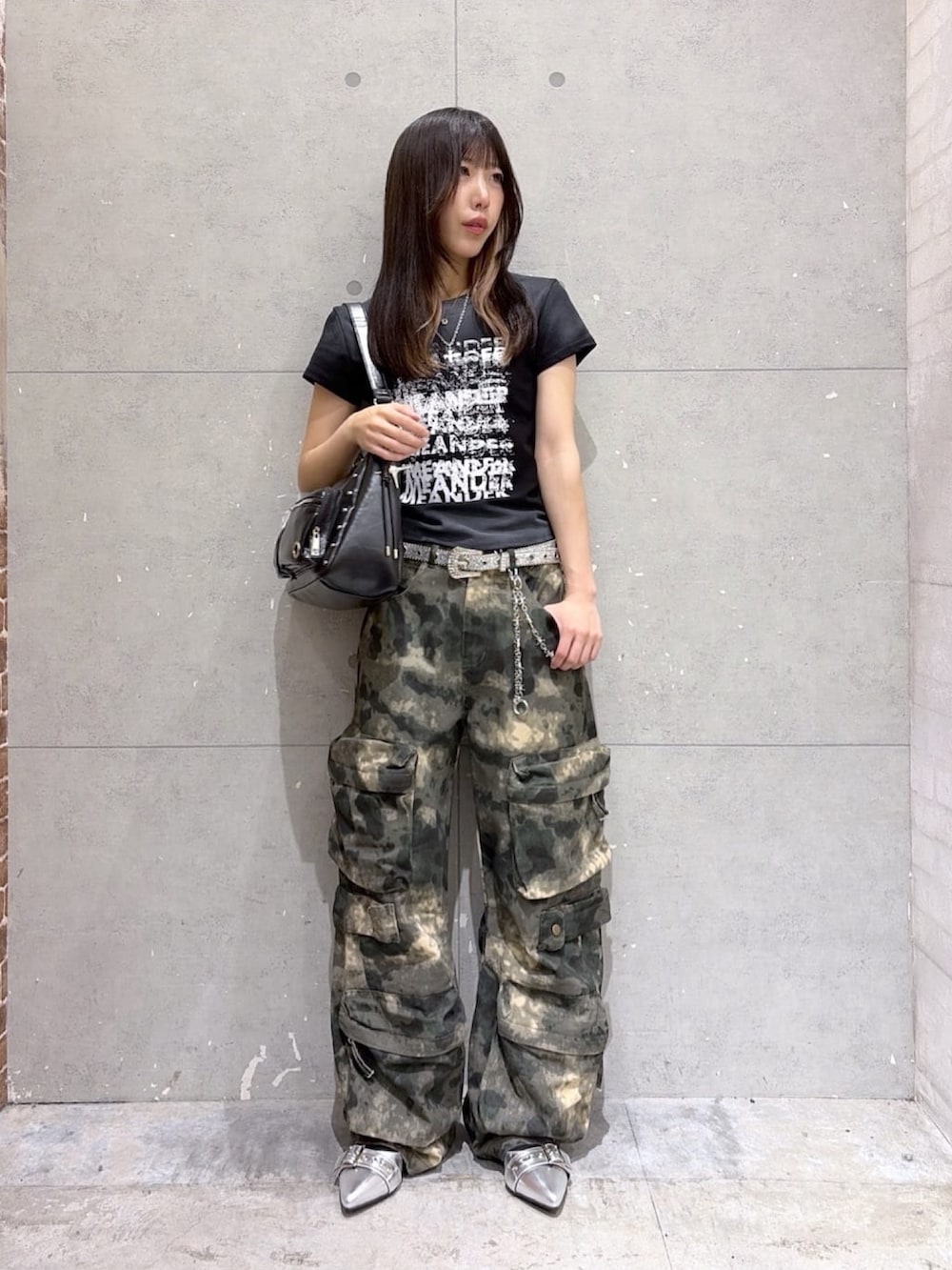 その他のカーゴパンツ、ブラック系のTシャツ/カットソーを着用したメンズの夏コーディネートの2枚目の写真