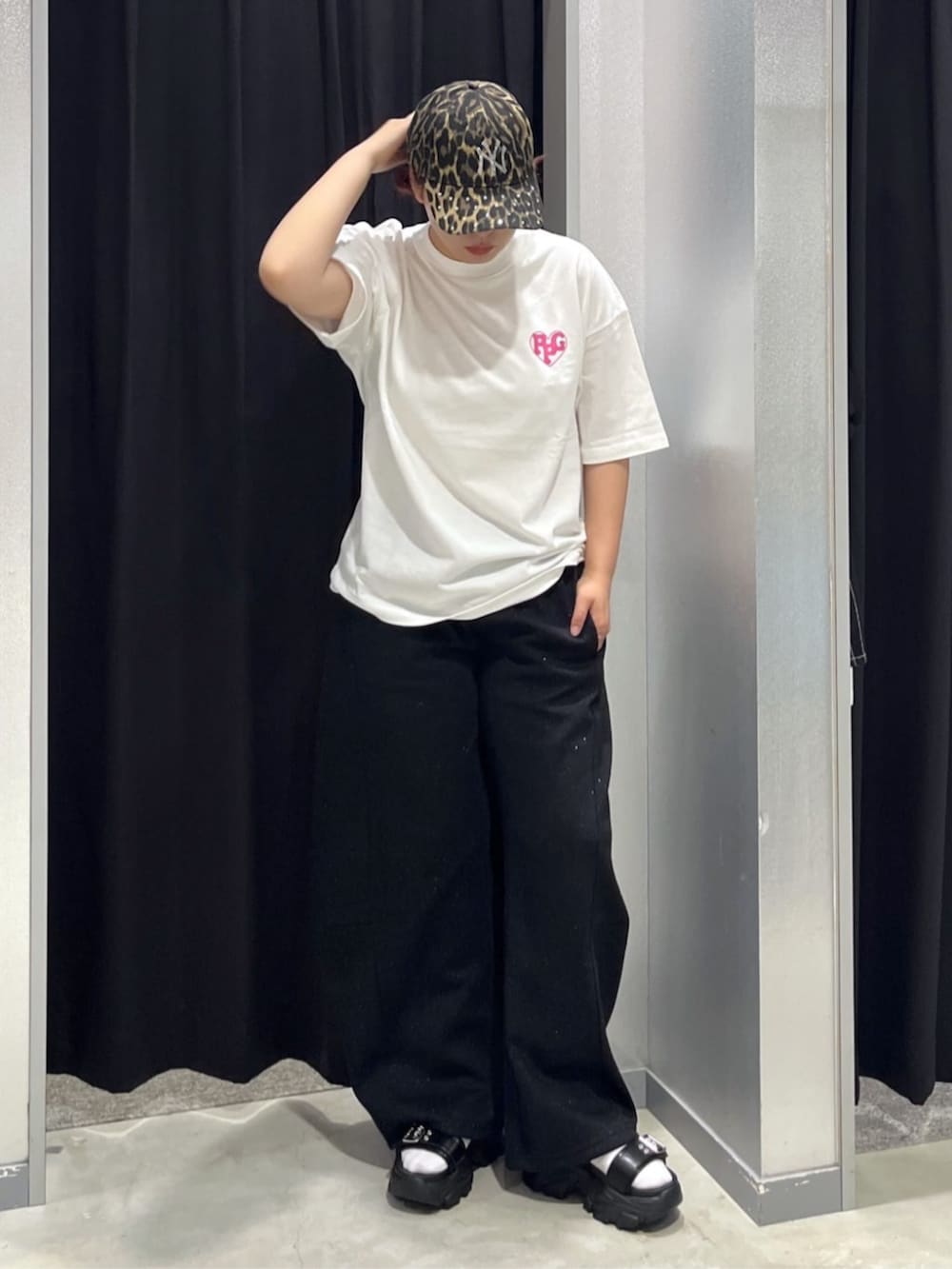 その他のTシャツ/カットソー、ブラック系のスウェットパンツ、その他のキャップを着用したメンズの夏コーディネートの2枚目の写真