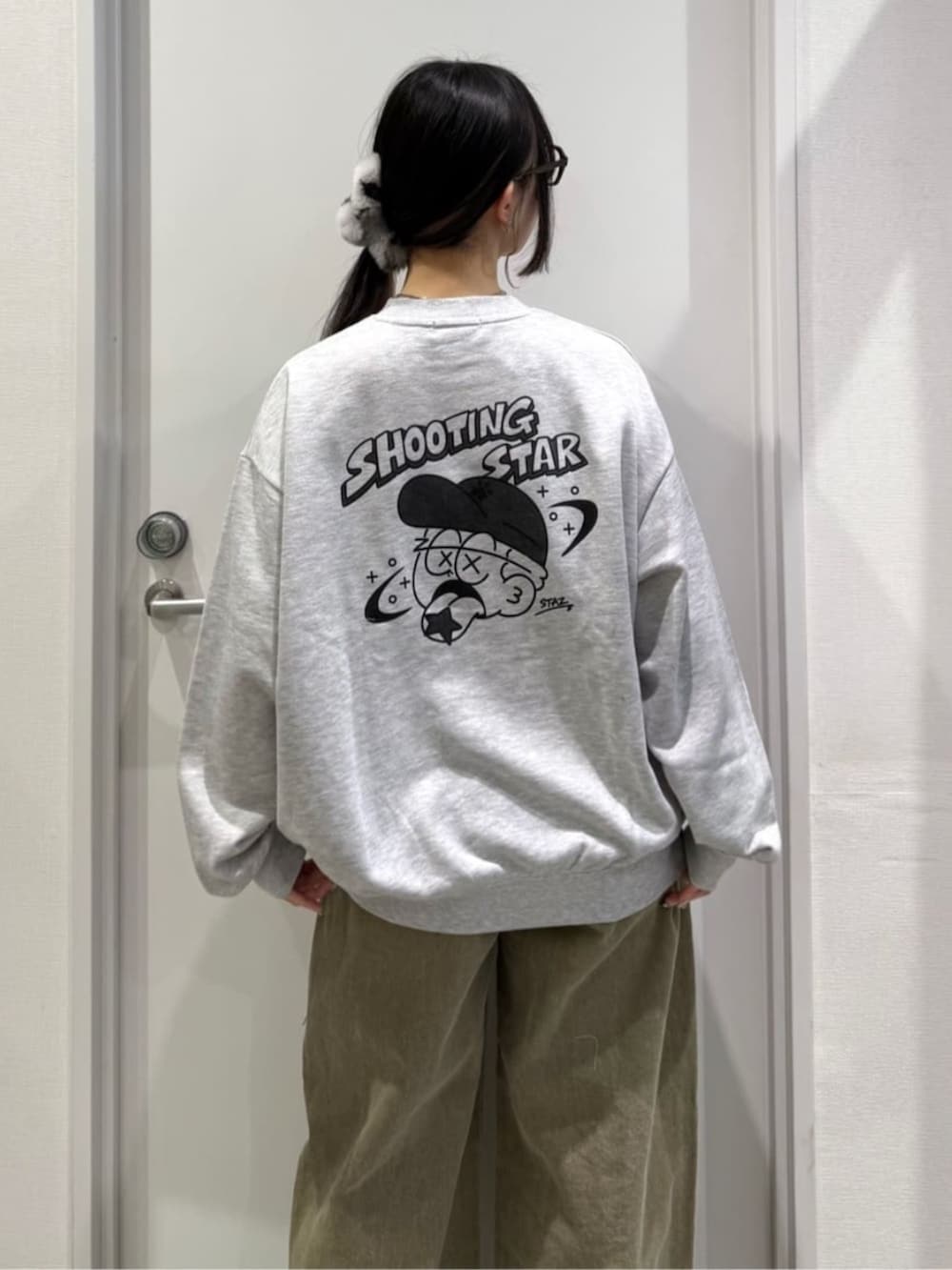 ブラック系のバックパック/リュック、その他のスウェット、レッド系のカーディガン/ボレロを着用したレディースの冬コーディネートの3枚目の写真