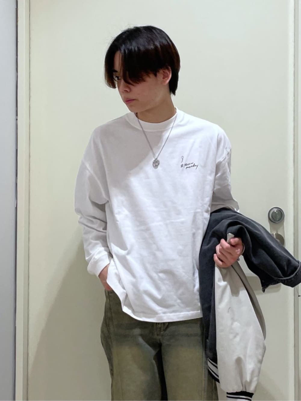 ブルー系のデニムパンツ、ブラック系のスタジャン、その他のTシャツ/カットソーを着用したメンズの冬コーディネートの2枚目の写真