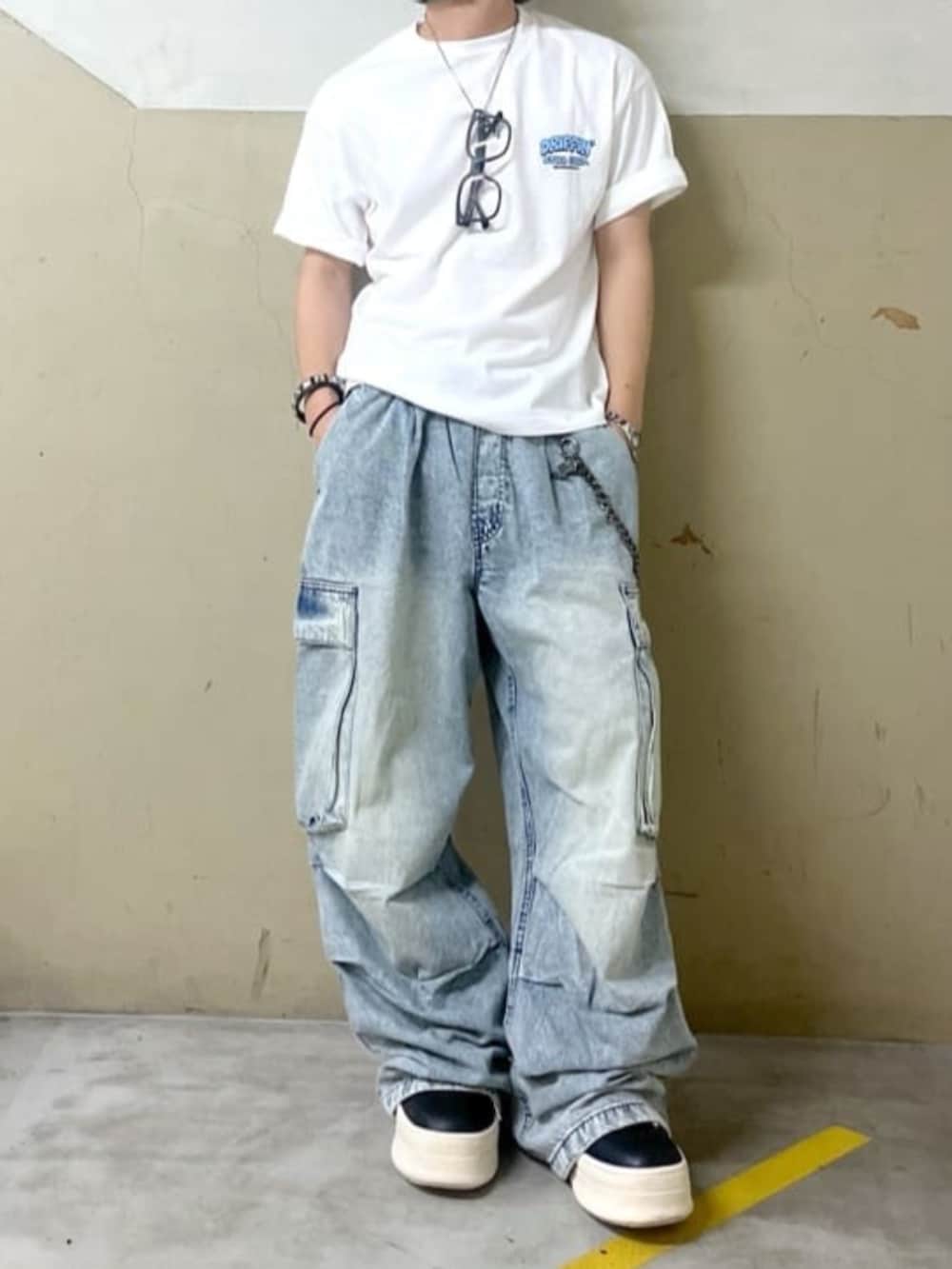 ブルー系のカーゴパンツ、その他のTシャツ/カットソーを着用したメンズの夏コーディネートの2枚目の写真