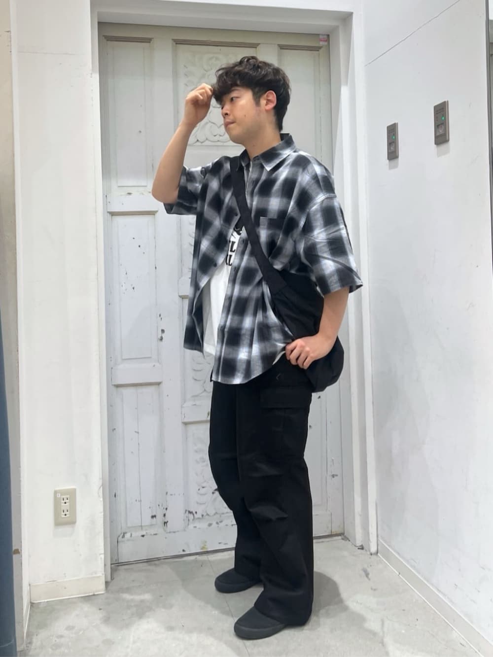 ブラック系のカーゴパンツ、ブルー系のシャツ/ブラウスを着用したメンズの夏コーディネートの2枚目の写真
