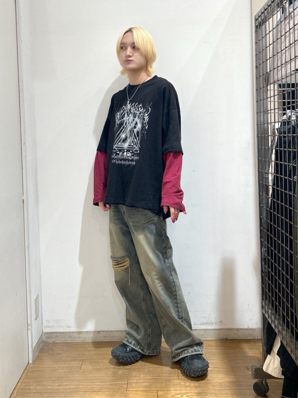 グレー系のパーカー、ブルー系のデニムパンツ、レッド系のTシャツ/カットソーを着用したメンズの春コーディネートの2枚目の写真