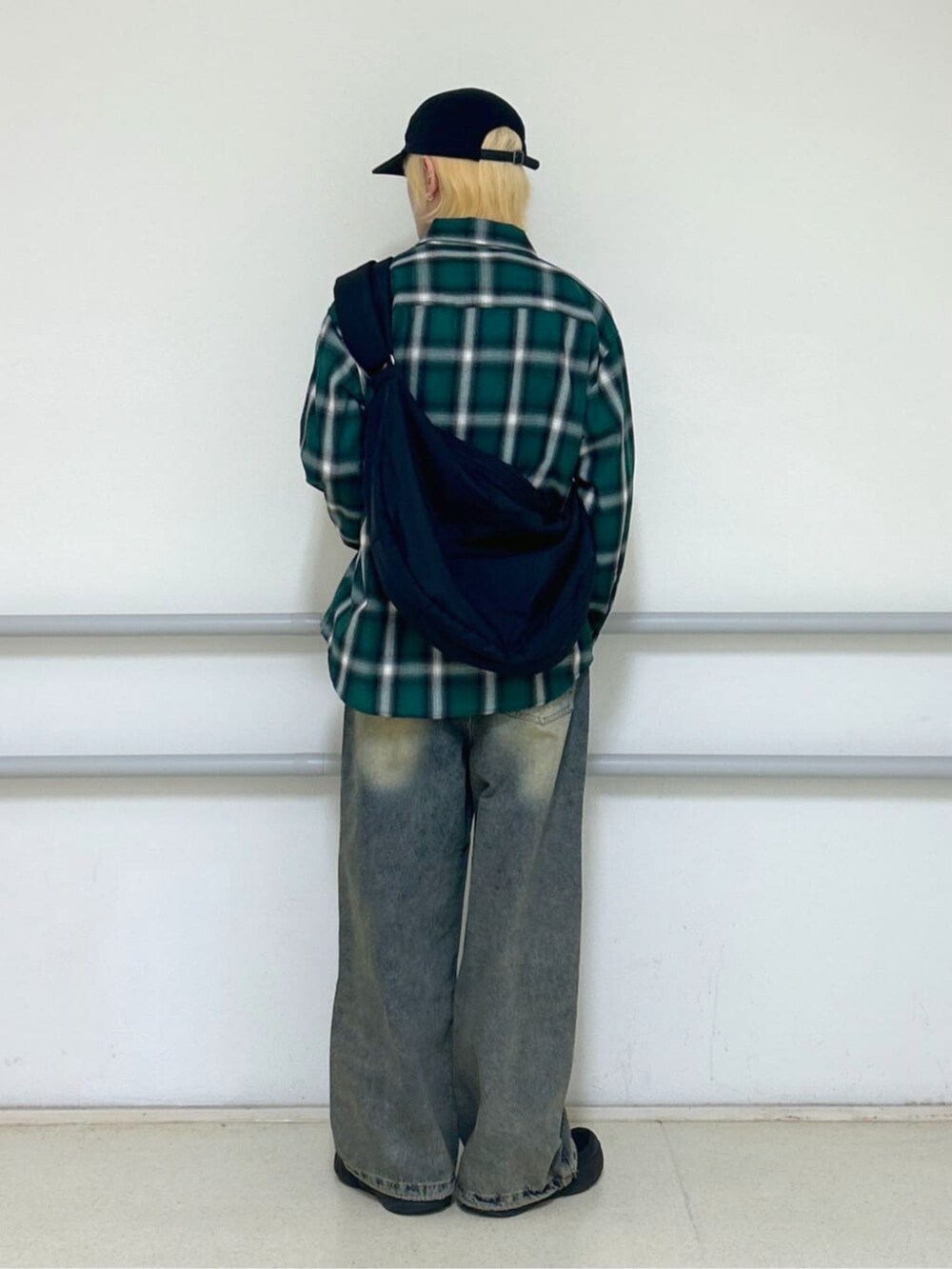 その他のシャツ/ブラウス、ブルー系のデニムパンツ、その他のTシャツ/カットソーを着用したメンズの春コーディネートの2枚目の写真