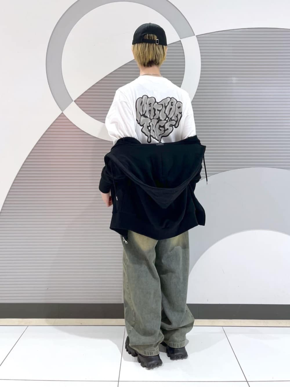 ブルー系のデニムパンツ、その他のTシャツ/カットソー、その他のネックレスを着用したメンズの春コーディネートの2枚目の写真