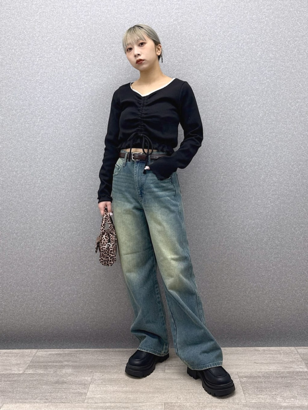 その他のショルダーバッグ、ブラック系のTシャツ/カットソー、ブルー系のデニムジャケットを着用したレディースの春コーディネートの2枚目の写真