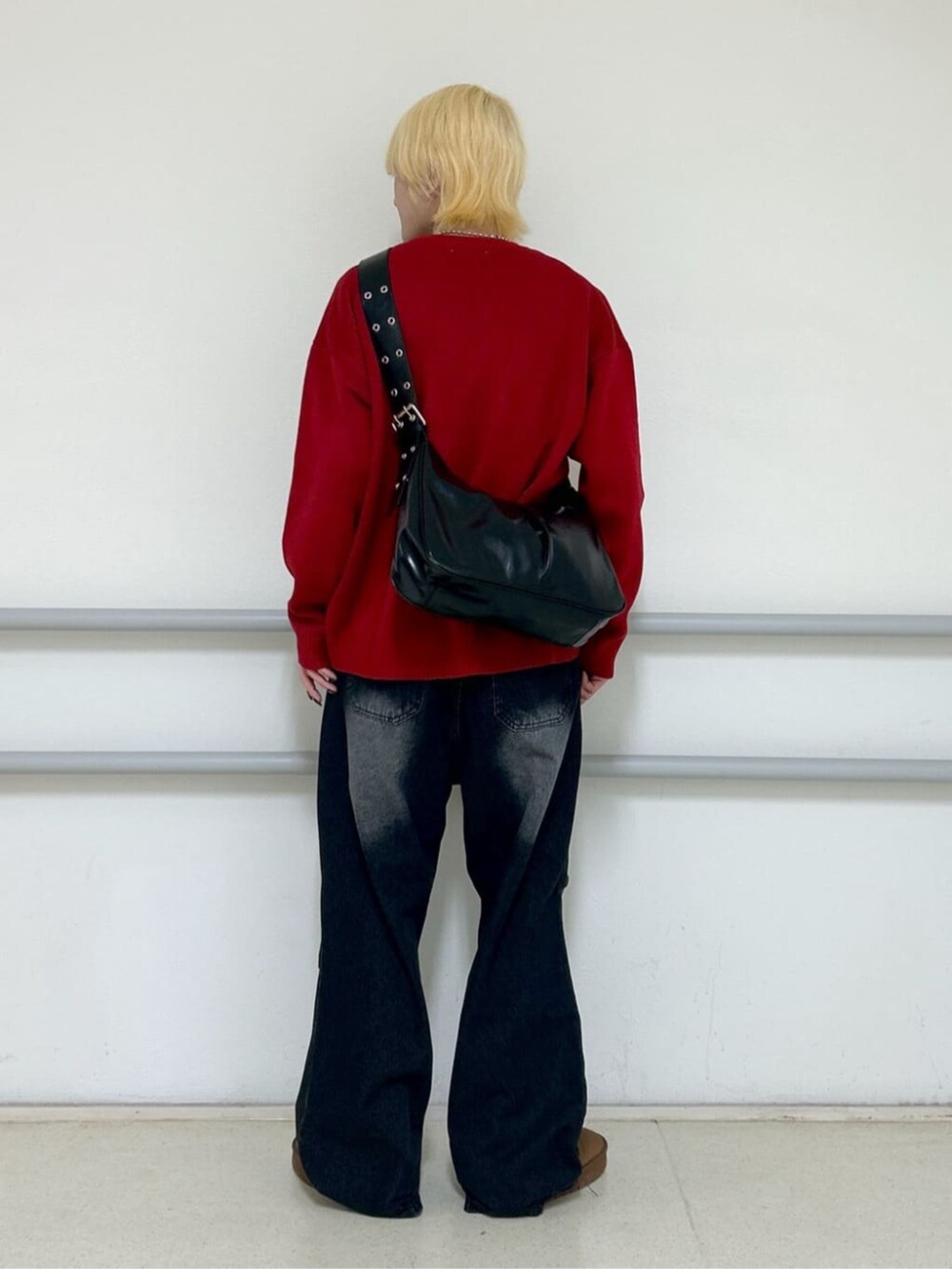 ブラック系のショルダーバッグ、ブラック系のデニムパンツ、その他のニット/セーターを着用したメンズの冬コーディネートの2枚目の写真